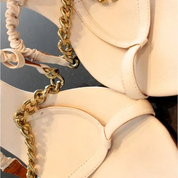 BCBG MAX AZRIA HEELS.  SIZE 9 ALL LEATHER!  WHITE COLOR WITH CHAIN. T- STRAP. - Picture 2 of 6